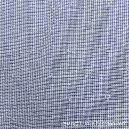 Hellblaues, sauberes Herrenhemd mit langen Ärmeln